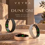 DUNE ONE von Veyra Health in Schwarz, Roségold und Silber auf Stein im warmen Abendlicht