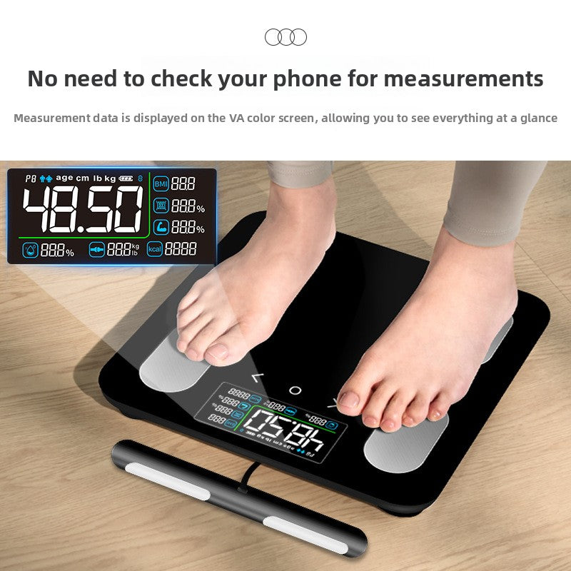 Füße auf der SCALE ONE LITE, das VA-Farbdisplay zeigt das Gewicht und die weiteren Körperwerte an
