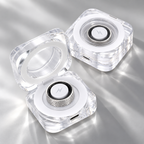 MIRA ONE im transparenten Ladecase, geöffnet und geschlossen, mit magnetischem Ladepunkt