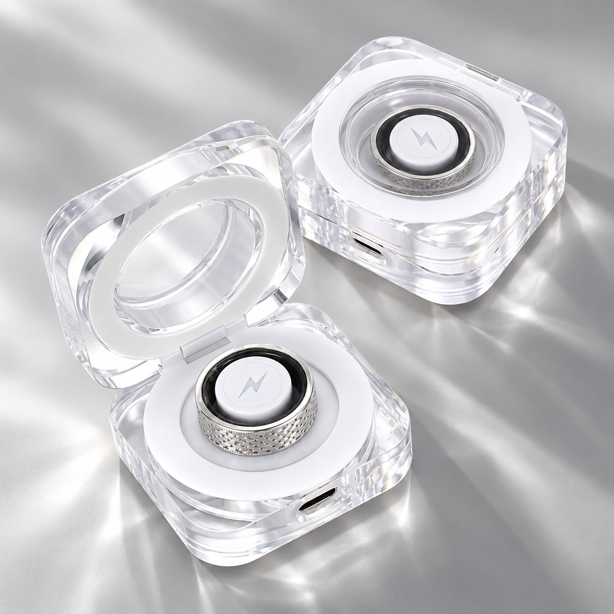 MIRA ONE im transparenten Ladecase, geöffnet und geschlossen, mit magnetischem Ladepunkt