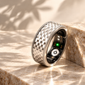 MIRA ONE Smart Ring in Silber auf Naturstein, der grüne Sensor an der Innenseite leuchtet